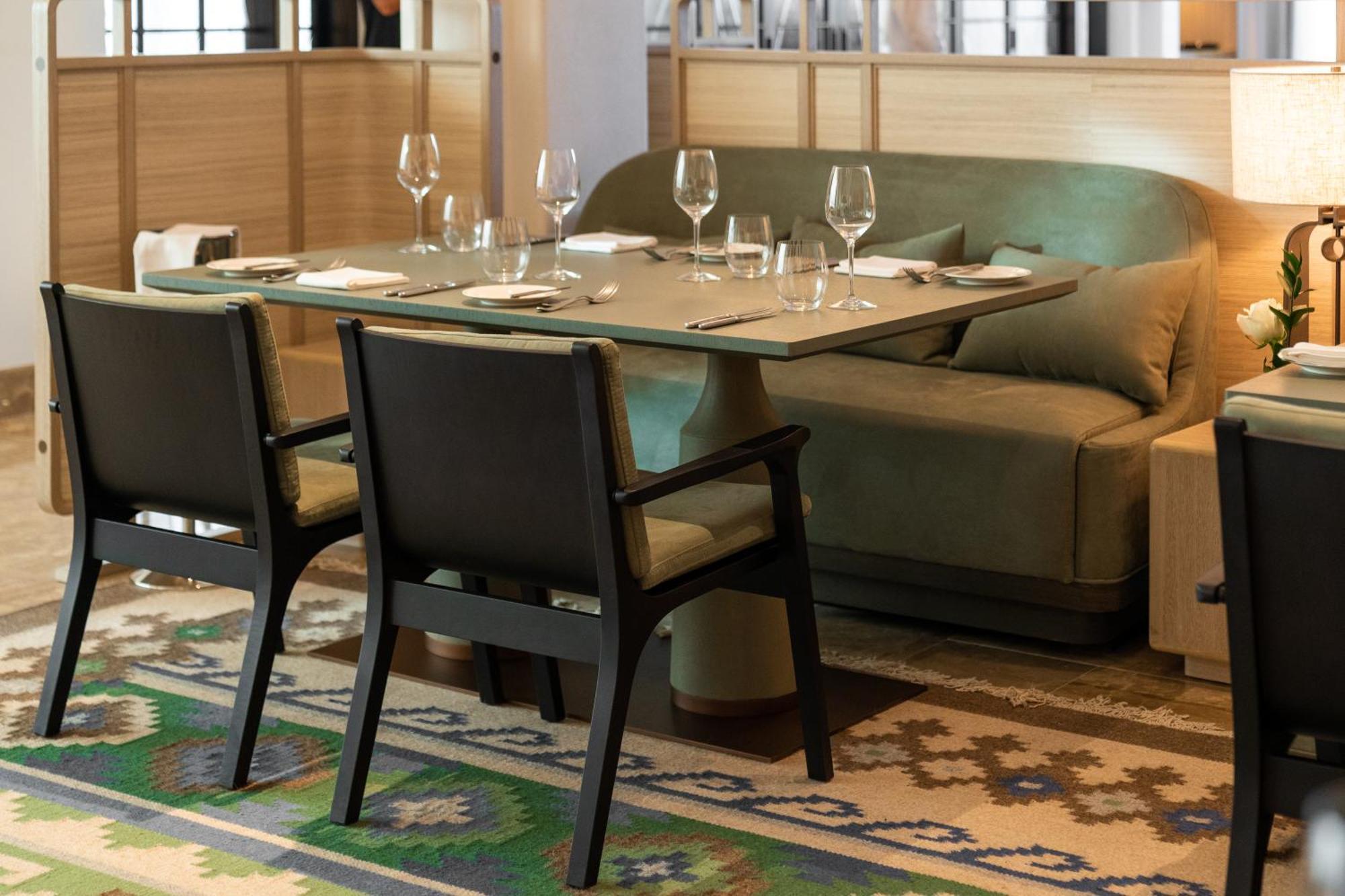 City Of Dreams Mediterranean - Integrated Resort, Casino & Entertainment ลิมาซอล ภายนอก รูปภาพ A set table at a restaurant