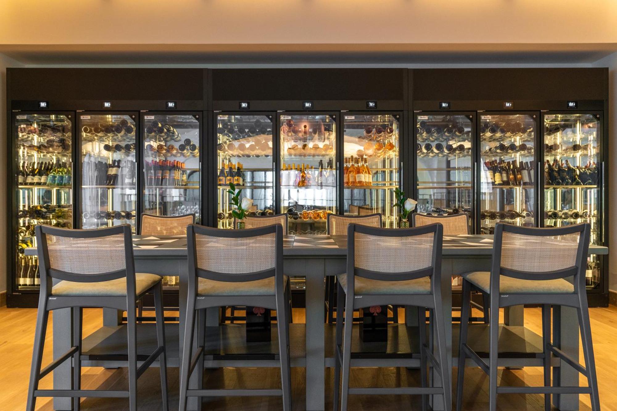 City Of Dreams Mediterranean - Integrated Resort, Casino & Entertainment ลิมาซอล ภายนอก รูปภาพ The bar at the restaurant