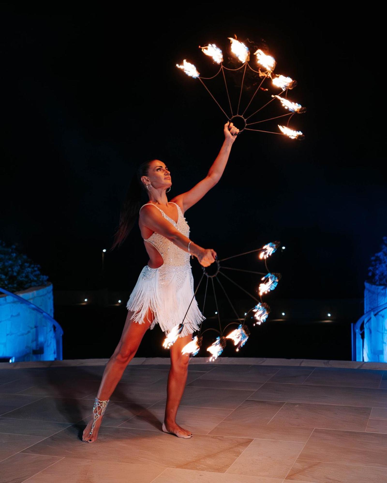 City Of Dreams Mediterranean - Integrated Resort, Casino & Entertainment ลิมาซอล ภายนอก รูปภาพ A woman performing with a fire fan