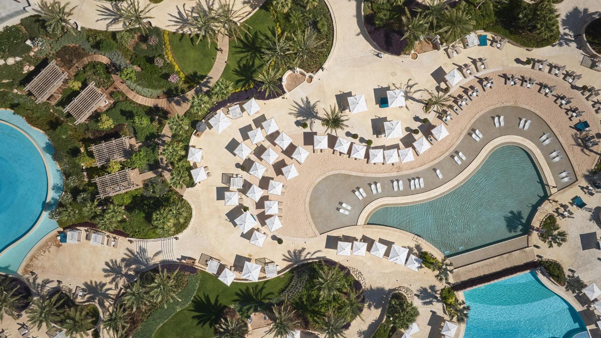 City Of Dreams Mediterranean - Integrated Resort, Casino & Entertainment ลิมาซอล ภายนอก รูปภาพ Aerial view of the pool area