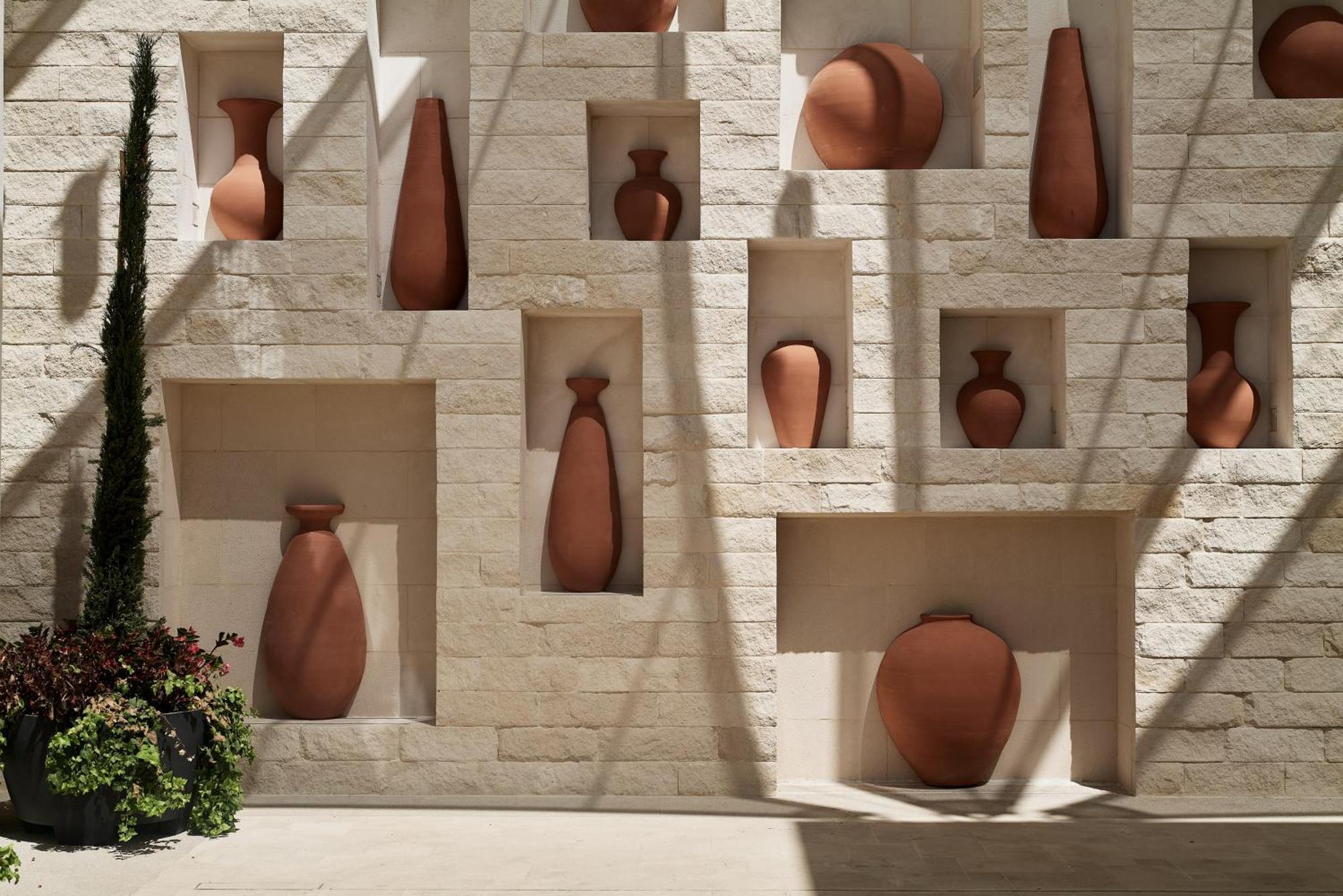 City Of Dreams Mediterranean - Integrated Resort, Casino & Entertainment ลิมาซอล ภายนอก รูปภาพ Terracotta vases at the entrance of the museum