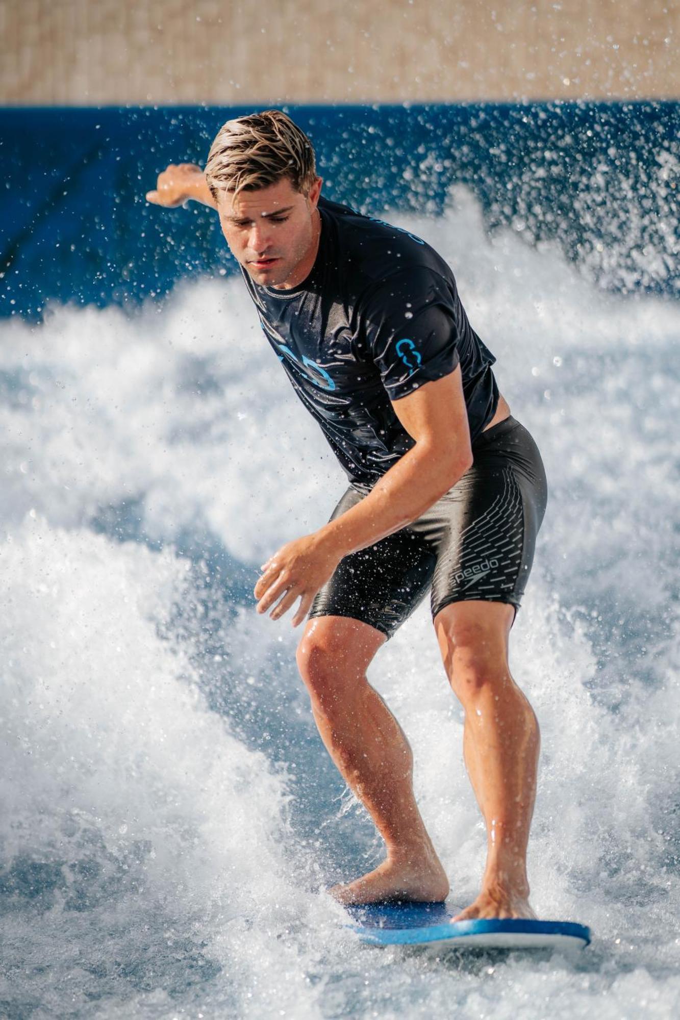 City Of Dreams Mediterranean - Integrated Resort, Casino & Entertainment ลิมาซอล ภายนอก รูปภาพ A surfer wearing a wetsuit